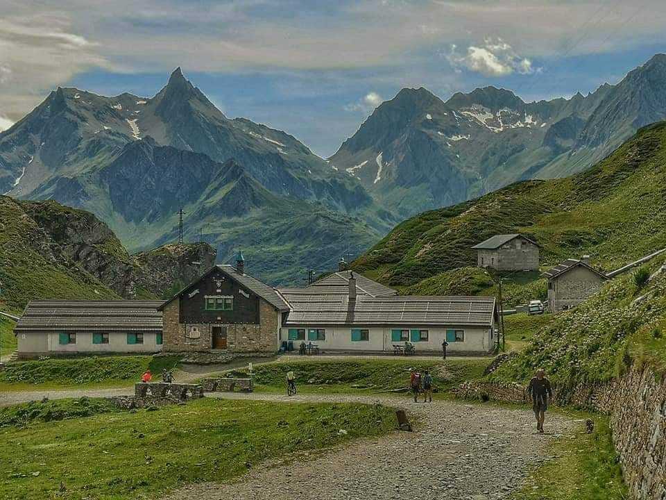 Saliinvetta's tweet photo. Al Rifugio Maria Luisa nel cuore della Val Formazza in Piemonte
Un luogo magnifico
Ci siete mai stati?
👉 https://t.co/QeYcXTXpNg
#valformazza #riale #montagna #trekking https://t.co/LYSf2BUi7F