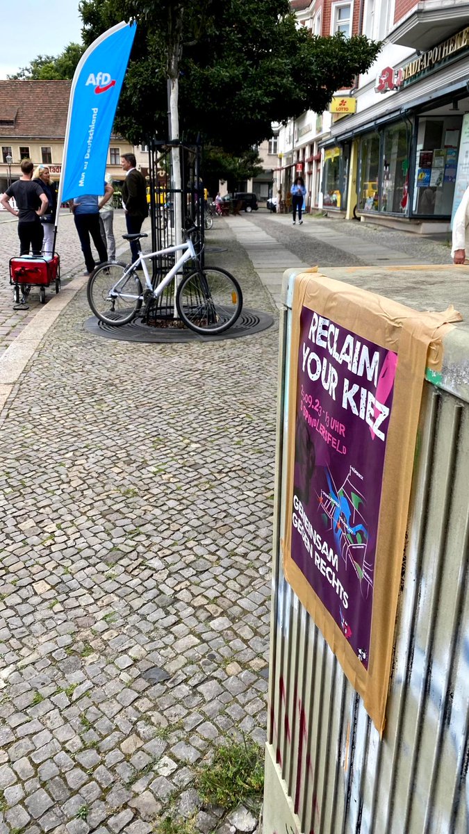 info_uffmucken's tweet photo. Da wo die #NoAfD sonst ihren Rassismus und Hass gegen queere Menschen verbreitet, werden wir am #b2309 Betroffene hören und unsere Solidarität zeigen.
Gemeinsam zur #ReclaimYourKiez Demo in #TK!
23.09.2023 - 13 Uhr - S Spindlersfeld https://t.co/5tbIWgSn77