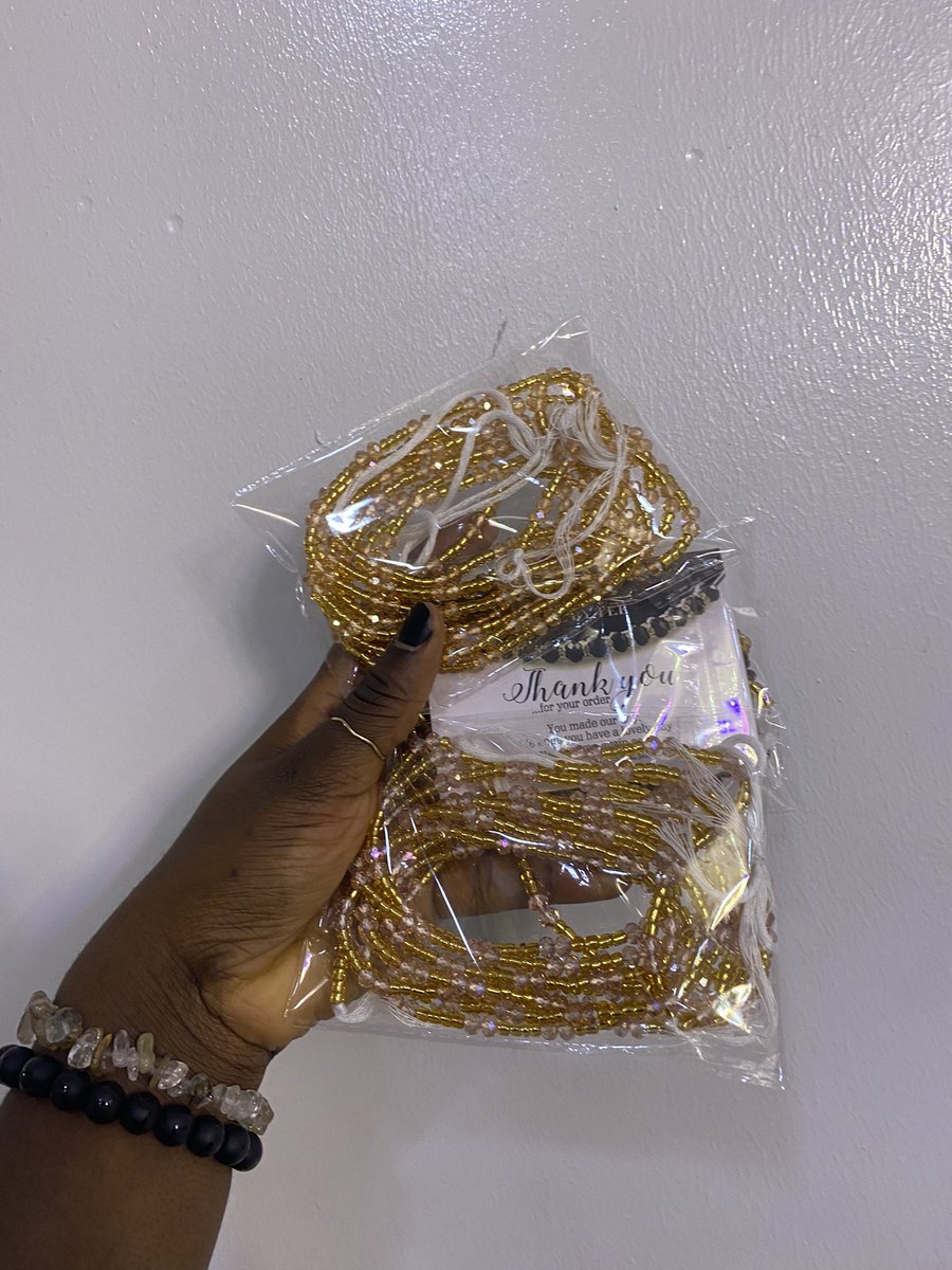 aishatarela's tweet photo. Just me holding things. https://t.co/HHtPUjAuaH