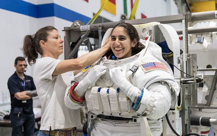 Jasmin Moghbeli Mahabadlı Kürt kadın astronot, NASA-SpaceX ortak uzay uçuşuna komuta ediyor. Birileri şimdi başlamıştır arama motorlarından araştırmaya; Jasmin Kürt mü? İran da Kürt var mı? Kürt var mı?diye.