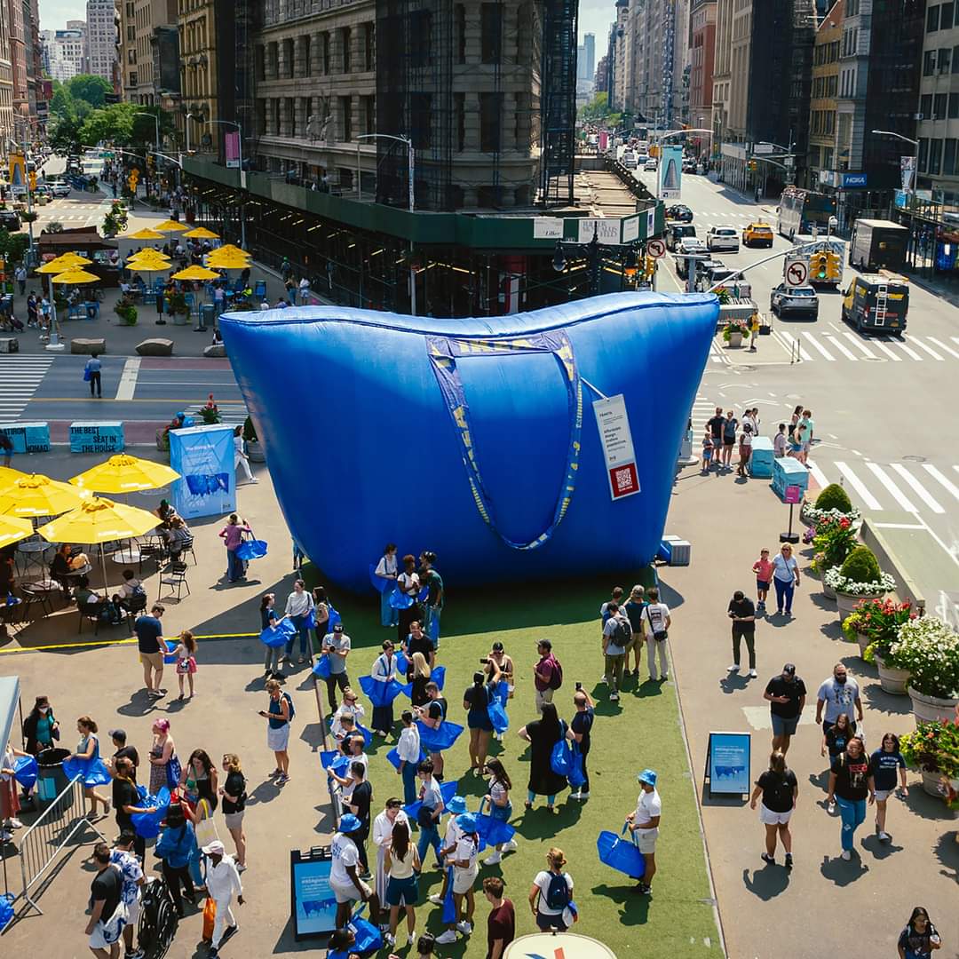 MangaRosaCom's tweet photo. #adsoftheworld 2/2 In addition to “The Giving Bag", @ikea has launched “The Giving Bag AR” experience, a 19-foot interactive bag displayed in NY, Chicago and Houston.  #guerrillamarketing #thegivingbag #ikea #experiencemarketing #marketing   #newyork #chicago #houston https://t.co/IARRfLNrPE