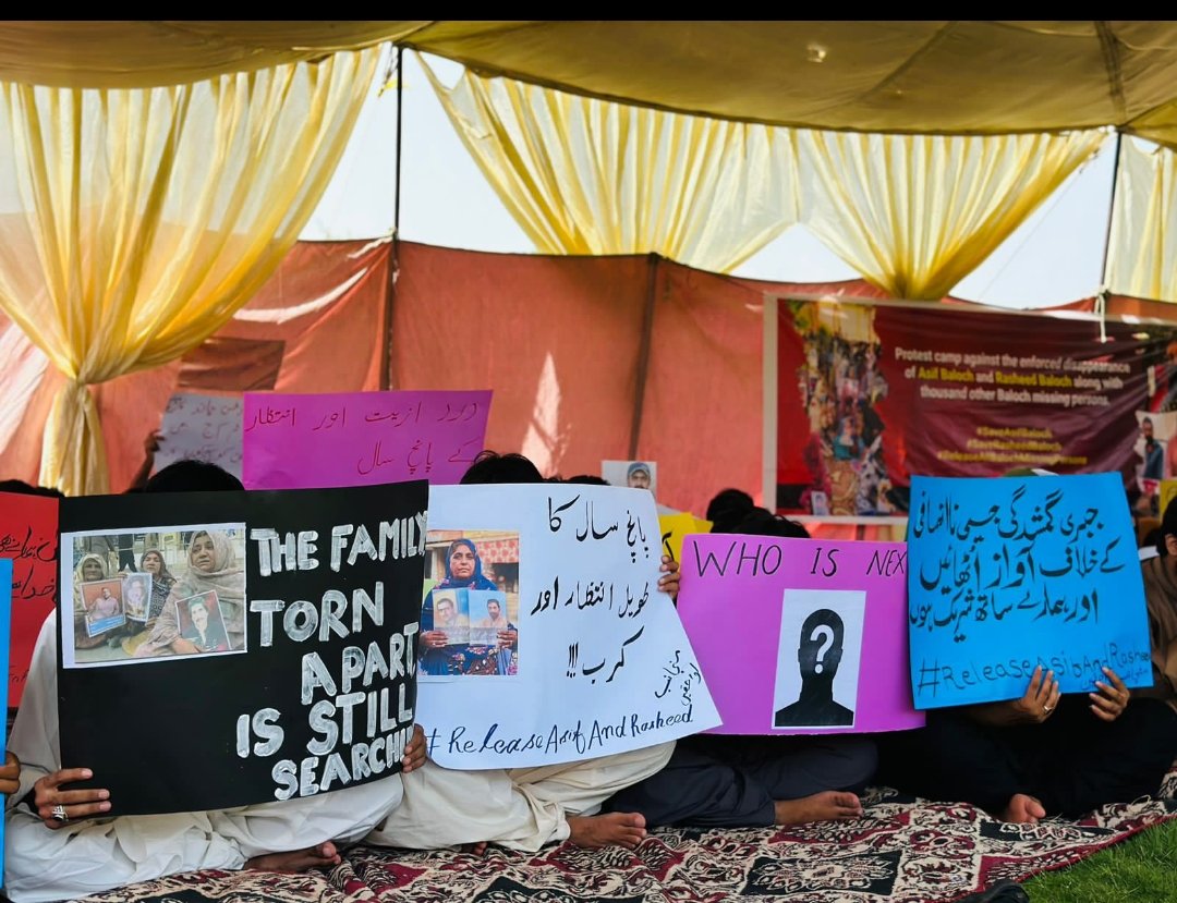 mmatalpur's tweet photo. #ProtestInIslamabad A 3 day token Hunger-Strike outside Press Club by @sairabaluch_ and, Mahliqa & Mahgul, daughters of Asif and Rasheed Baloch for #ReleaseOfAsifAndRasheed who were disappeared in August 2018.
Repressive times thwart people from showing support but these are
1/2 https://t.co/1uGH1i0iht