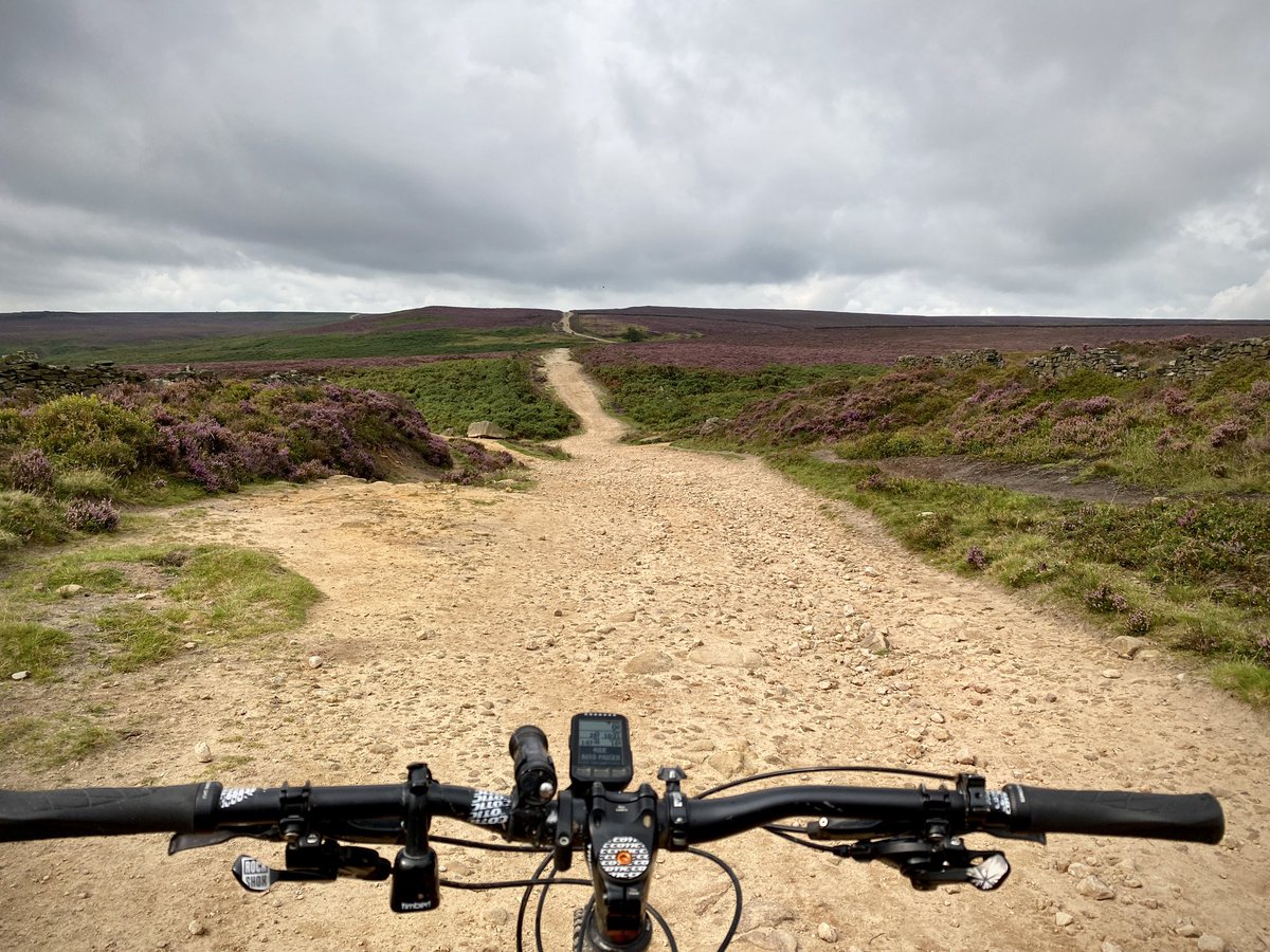 mozzasnaps's tweet photo. Very quiet out this morning. Baslow/Curbar Edge, Longshaw, Burbage, Houndkirk & Eastern Moors almost deserted. No rain yet either π
All dry @KoftheP - howβs it going where you are? π
#mtb #benicesayhi https://t.co/SlZ7EQKlWM