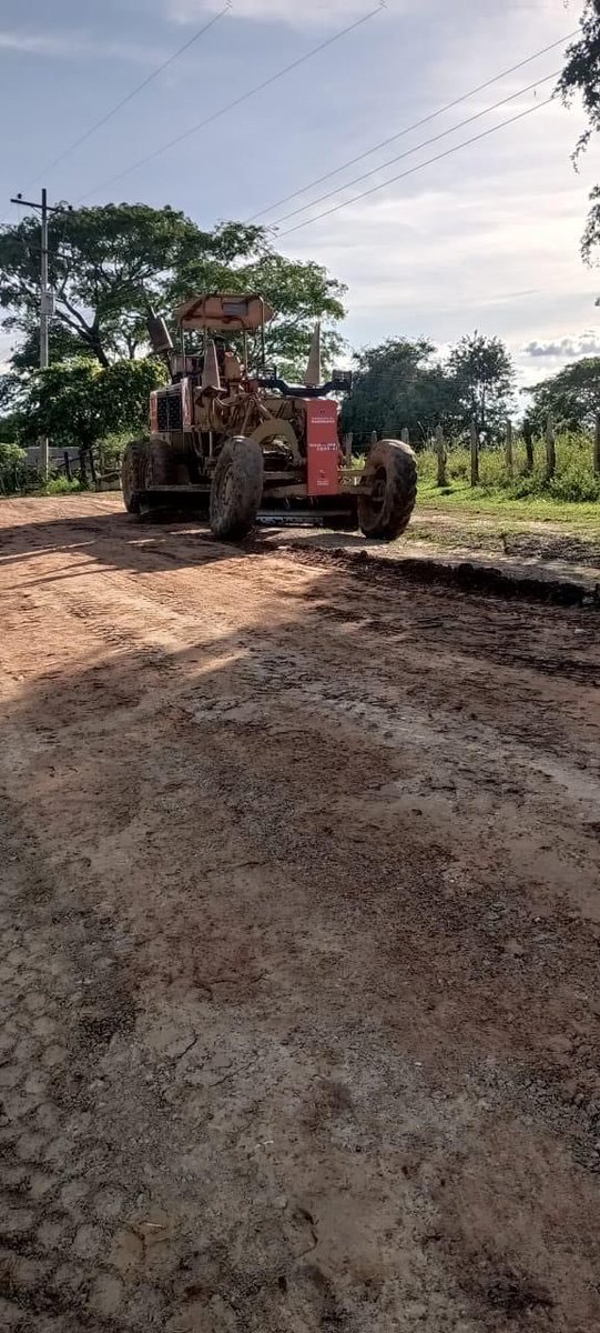 Seguimos interviniendo las vías terciarias del Departamento con el banco de maquinaria amarilla. Desde las vías de Guamal- Astrea; Aracataca, tramo Rio Piedra-Bocatoma, Buenos Aíres; El Banco, vía Algarrobal; y Palmor en Ciénaga, nos envían el reporte del trabajo que se viene