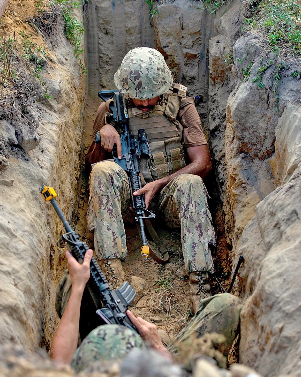 #SanDiego native supports #USNavy at #NMCB11
CE2 Anthony Moore
takes cover in a fighting position while the camp is struck by simulated mortars during 'Operation Turning Point', a FTX on Camp Shelby, Miss., Aug. 9, 2023.
dvidshub.net/image/7968239/…
#ForgedBytheSea #Seabee #Duck&Cover