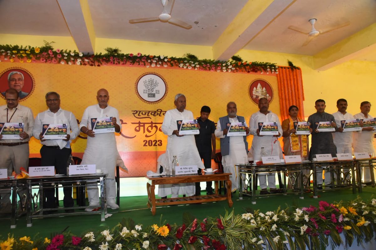 NitishKumar's tweet photo. आज राजगीर मलमास मेला-2023 के समापन-सह-सम्मान कार्यक्रम में शामिल हुआ। राजगीर ब्रह्मकुंड के समीप आयोजित कार्यक्रम में राजगीर मलमास मेला के सफल आयोजन में उत्कृष्ट योगदान देने वाले अधिकारियों, जीविका दीदियों, राजगीर तपोवन तीर्थ रक्षार्थ पंडा समिति से जुड़े लोगों एवं अभियंताओं को प्रशस्ति पत्र देकर उन्हें सम्मानित किया। सभी लोगों ने राजगीर मलमास मेला-2023 को सफल बनाने में अपना महत्वपूर्ण योगदान दिया है। मैं उन सबको बधाई देता हूं। (2/2)