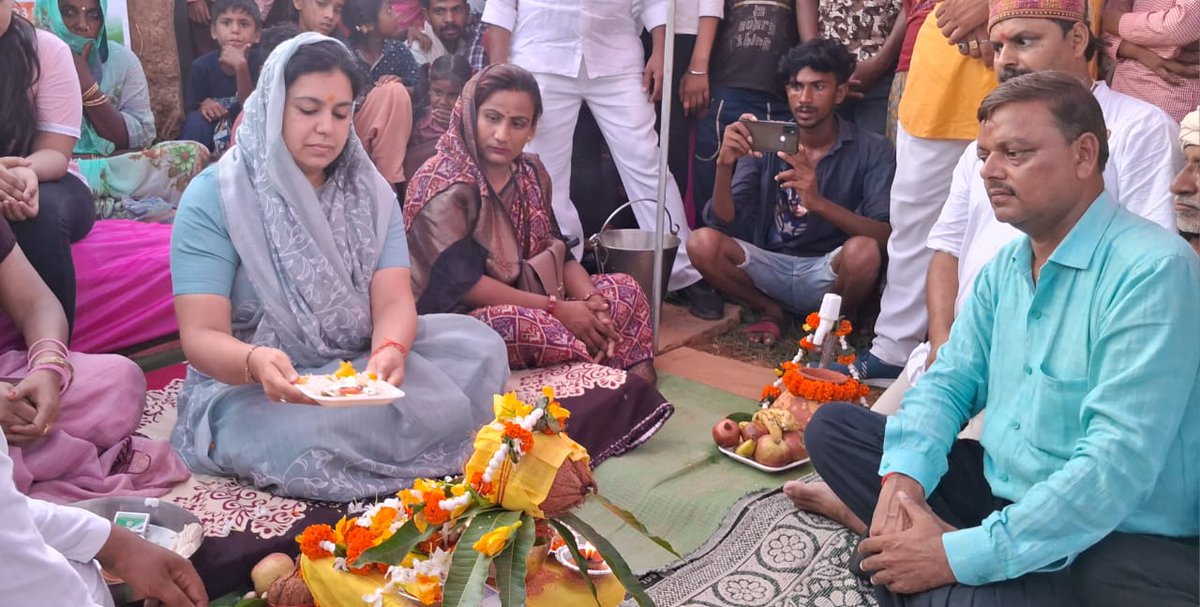 DM_MIRZAPUR's tweet photo. लहुरियादह (देवहट) के ग्रामीणों का सपना हुआ साकार, D.M. दिव्या मित्तल के संकल्प से ग्रामीणों को मिला हर घर नल योजना से दरवाजे तक पानी।
D.M. ने हवन-पूजन कर किया पेयजल आपूर्ति का शुभारंभ। ग्रामीणों के चेहरे पर दिखी खुशी। महिलाओं ने व्यक्त किया आभार।
@CMOfficeUP @divyamittal_IAS https://t.co/C74TfOtMUv