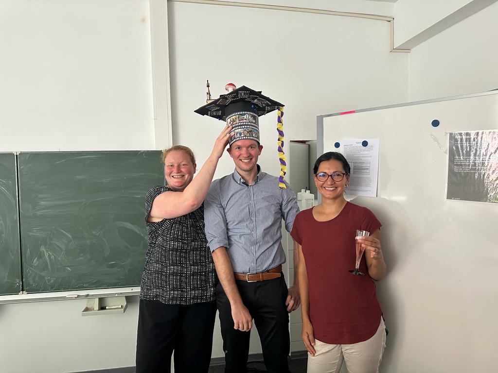 MNBE_Group's tweet photo. Many congratulations to Friedrich for his outstanding PhD Thesis defense on assisted fertilization using biohybrid microbots 🎉📷 https://t.co/56N7QCN91R