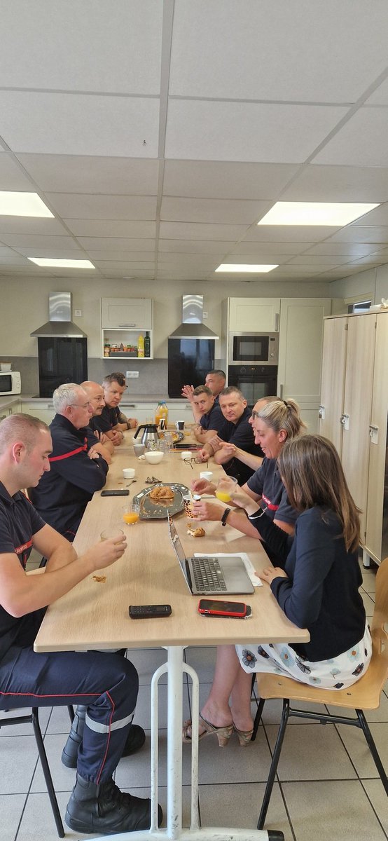 SDIS62's tweet photo. [#Visite] le Cgl @RIGAUDphil DDSIS du @pasdecalais62 s'est rendu ce matin aux CIS #Auchel et #Pernes.
Ces visites estivales sont l'occasion pour le Directeur Départemental de rencontrer les personnels des #CIS
✅Échanges constructifs autour d'un moment convivial. https://t.co/XByZ8Bqjqc