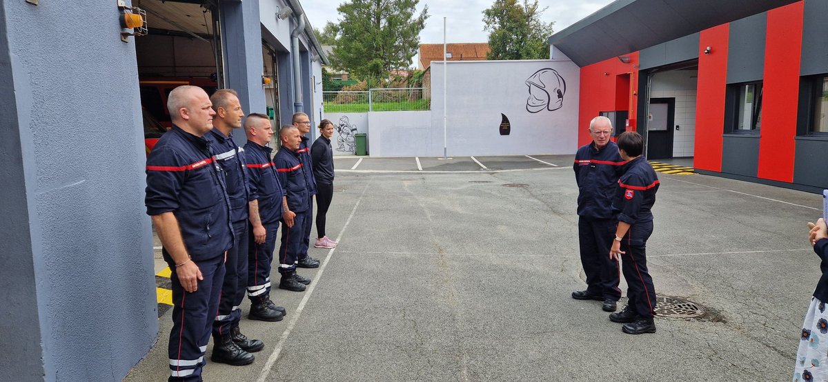 SDIS62's tweet photo. [#Visite] le Cgl @RIGAUDphil DDSIS du @pasdecalais62 s'est rendu ce matin aux CIS #Auchel et #Pernes.
Ces visites estivales sont l'occasion pour le Directeur Départemental de rencontrer les personnels des #CIS
✅Échanges constructifs autour d'un moment convivial. https://t.co/XByZ8Bqjqc