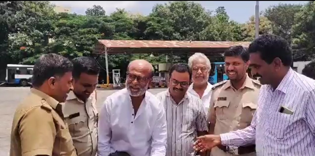 kollywoodnow's tweet photo. #Thalaivar #Superstar 🌟😎 #Rajinikanth 🔥 Recent Clicks 📸✨
As he visited the place in #Bengaluru where he worked as a conductor 👏🏻✅
#Thalaivar170 #Jailer #LalSalaam #Rajini #JailerBlockbuster #Jailerboxoffice #ThalaivarNirantharam #SuperstarRajnikanth #Kollywood #Cinena https://t.co/FLWOXtmTaM