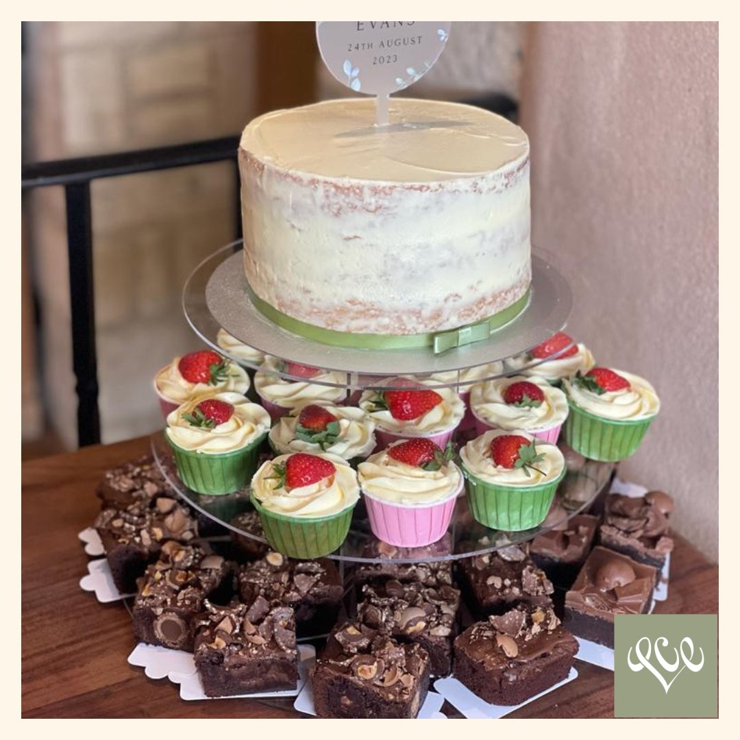 What a gorgeous summer’s day for a Cotswold wedding last Thursday! The day had promised showers, but it was a stunner of a day for S &amp; B’s wedding at the beautiful <a href="/oxleazebarn/">Katie Mann</a> where I was freelancing as venue and event manager again – such a wonderful day for them both.