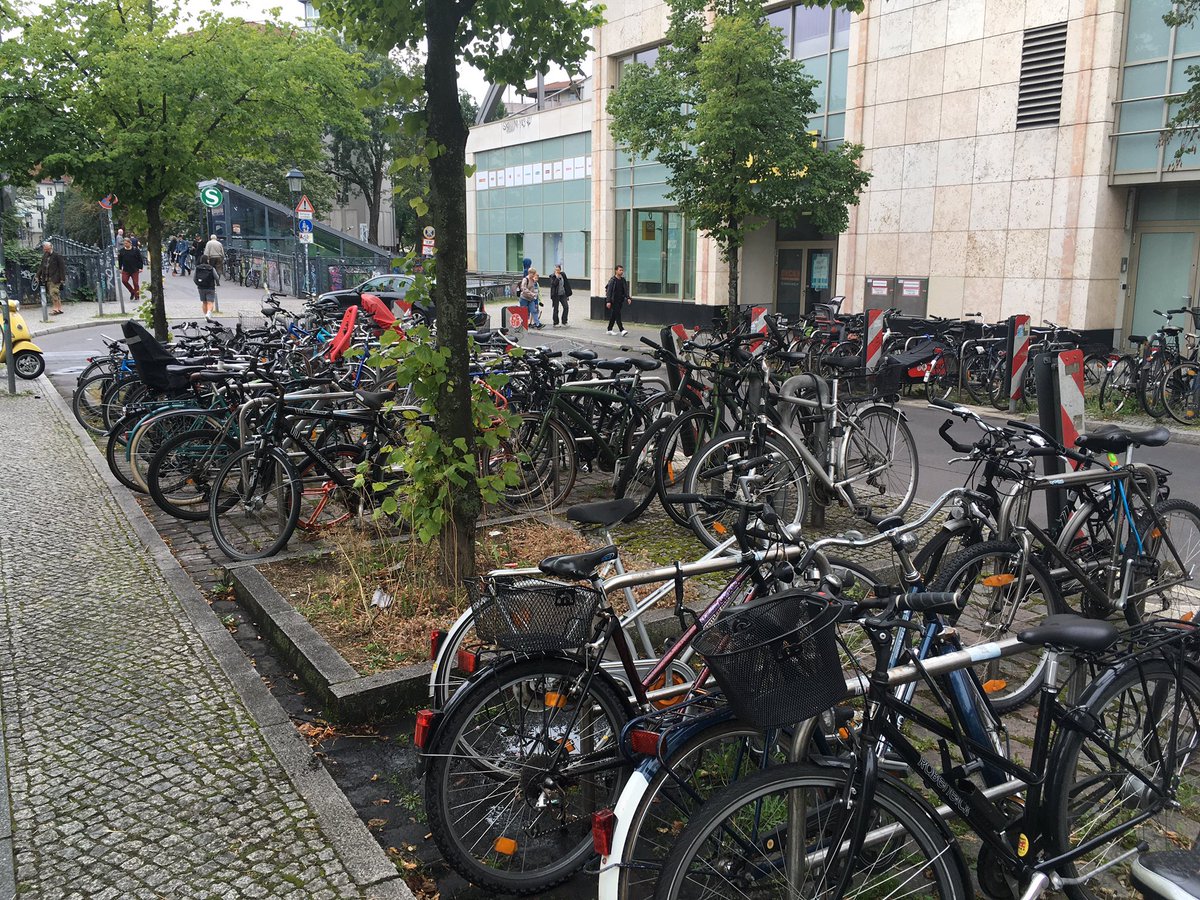 Am S-Bhf Schönhauser Allee sind die Fahrradständer fast komplett belegt. Ich habe ein offensichtliches Schrottrad dort der Ordnungsamts-App gemeldet. Dort stehen aber mindestens 7 weitere Schrotträder. Mal sehen was passiert oder nicht passiert.