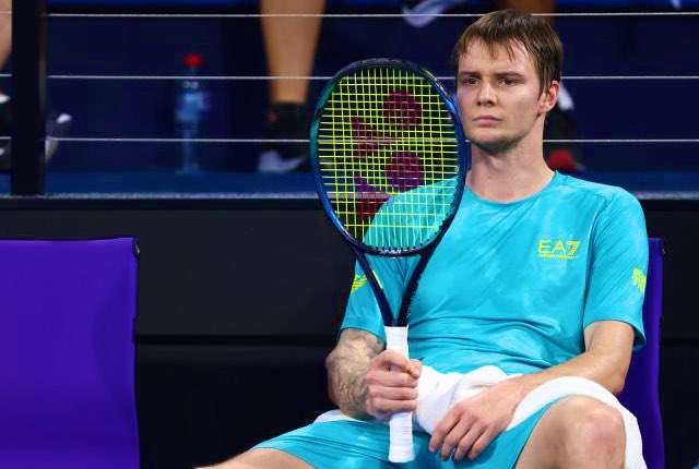 BenoitMaylin's tweet photo. Après avoir été battu par Wawrinka 2 fois et Zverev à Monte-Carlo et Monfils à Washington et Thiem au 1er tour de l’US Open, Bublik a grillé un nouveau fusible: «J'en ai marre de voir tous ces handicapés reprendre leur carrière.»
Déclaration très très limite, voire nulle. https://t.co/4rKcoyLuBf