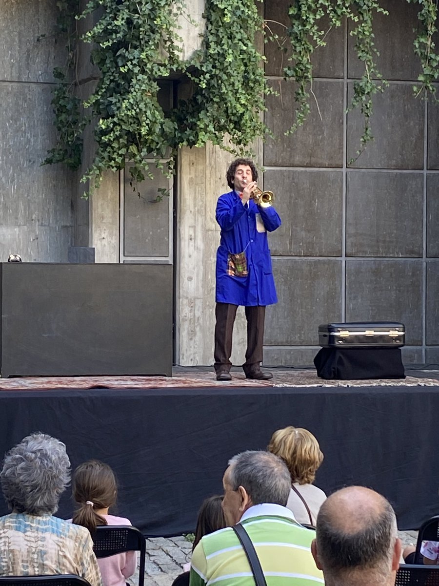 BiblioPalencia's tweet photo. "Cuentos al piano", un espectáculo donde narración oral y música se funden en un viaje con la imaginación por vehículo en el que espectadoras y espectadores han participado, reído y cantado al son marcado por unos entrañables personajes.

#CuentosEnLaPlaza con dúo #Garrapete https://t.co/MVgMUVV2sE