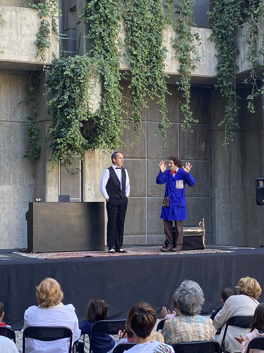 BiblioPalencia's tweet photo. "Cuentos al piano", un espectáculo donde narración oral y música se funden en un viaje con la imaginación por vehículo en el que espectadoras y espectadores han participado, reído y cantado al son marcado por unos entrañables personajes.

#CuentosEnLaPlaza con dúo #Garrapete https://t.co/MVgMUVV2sE