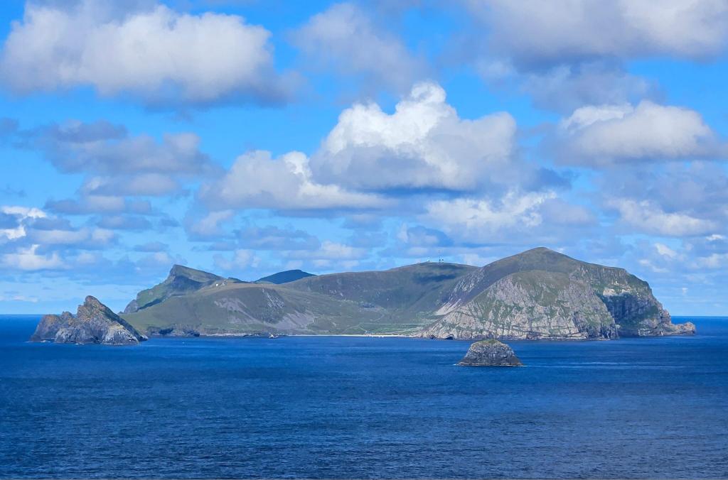 93 yrs ago today the 36 remaining St Kildans set sail from Hirta, evacuating what had been a permanently inhabited island for millennia. We can only imagine the mixed emotions as they watched their home disappear into the Atlantic horizon #StKilda #evacuation <a href="/N_T_S/">National Trust for Scotland</a> <a href="/HistEnvScot/">Historic Environment Scotland</a>