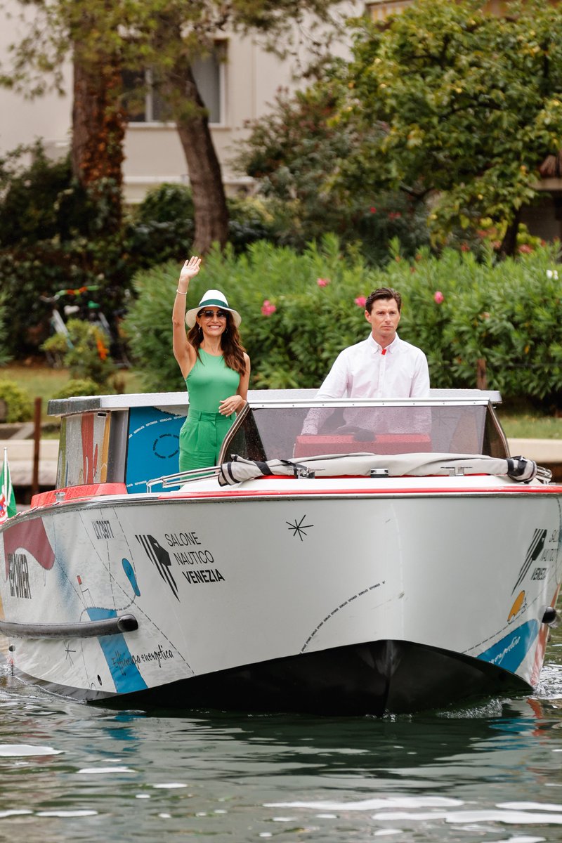 #BiennaleCinema2023 Manca solo un giorno all’inizio di #Venezia80. Intanto la nostra madrina #CaterinaMurino è arrivata al Lido a bordo della barca 100% full electric di <a href="/Repower_Italia/">Repower Italia</a> (<a href="/HMbyrepower/">Homo Mobilis by Repower</a>). A darle il benvenuto, il Direttore @AlbertoBarbera2.
