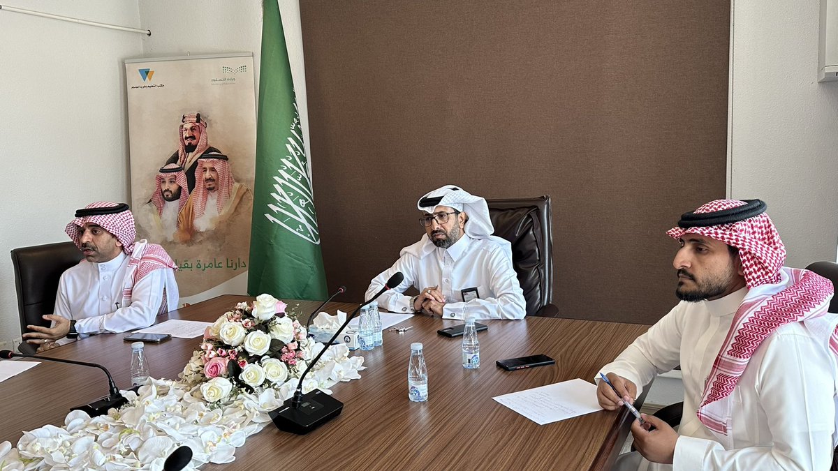اجتماع مدير مكتب التعليم بغرب الدمام ومساعديه للشؤون التعليمية والمدرسية بالهيئة الإدارية بالمكتب لمناقشة الأعمال المناطة بهم.
