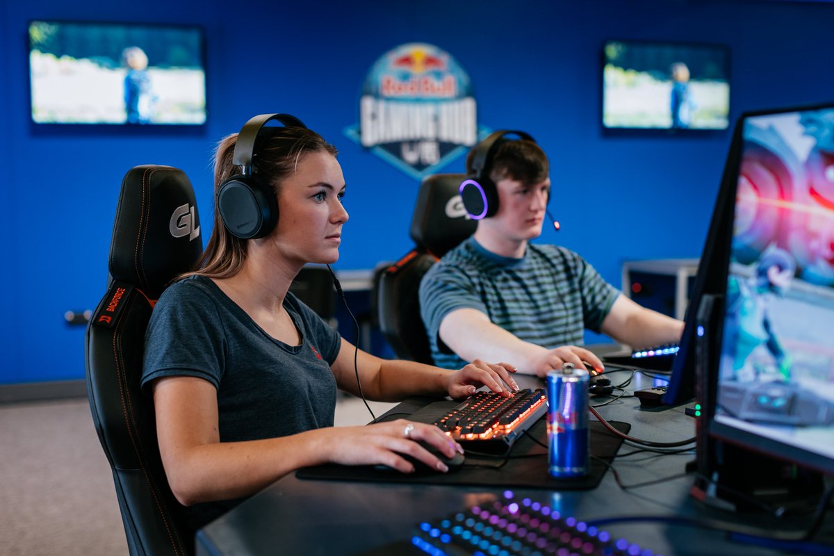 Check out <a href="/redbullIRE/">Red Bull Ireland</a>'s new Gaming Hub in SETU Waterford 

redbull.com/ie-en/how-to-b…

(If they had an EA Rugby 2008 tournament, I'd win)