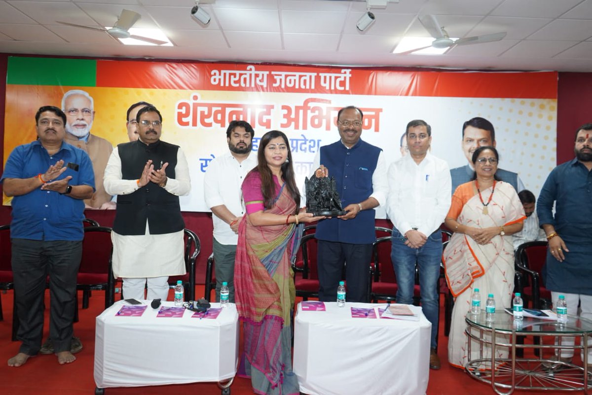 cbawankule's tweet photo. भाजपा प्रदेश कार्यालयात ‘शंखनाद’ अभियानांतर्गत सोशल मीडिया पदाधिकाऱ्यांच्या कार्यशाळेचे उद्घाटन केले. पंतप्रधान मा. @narendramodi जी भारत जगातला सर्वोत्तम देश व्हावा यासाठी प्रयत्न करीत आहेत, त्यांच्या या संकल्पाला साथ देण्यासाठी सोशल मीडियाच्या माध्यमातून बळ द्यावे. केंद्र सरकारच्या योजना व भाजपाचे ध्येय जनमानसापर्यंत पोहचविण्यासाठी सर्वोत्तम कार्य करावे, असे आवाहन सोशल मीडिया सेलच्या पदाधिकाऱ्यांना केले. 
यावेळी प्रदेश सरचिटणीस @ivikrantpatil , @AdvMadhavisnaik , प्रदेश सोशल मीडिया आईटी सेल प्रभारी @shweta_shalini , प्रदेश सोशल मीडिया संयोजक @PrakashGade13, शंखनाद अभियान क्षेत्र प्रभारी @ujjwalpareek, वालंटियर सहभागिता क्षेत्र प्रभारी @iShashiShekhar,  मुख्यालय प्रभारी @ravindranaspure, प्रदेश उपाध्यक्ष राजेशजी पांडे, @DhanrajVispute, प्रदेश आईटी सेल संयोजक @tejasmalvi_bjp यांच्यासह सोशल मीडिया सेलचे प्रमुख पदाधिकारी उपस्थित होते.