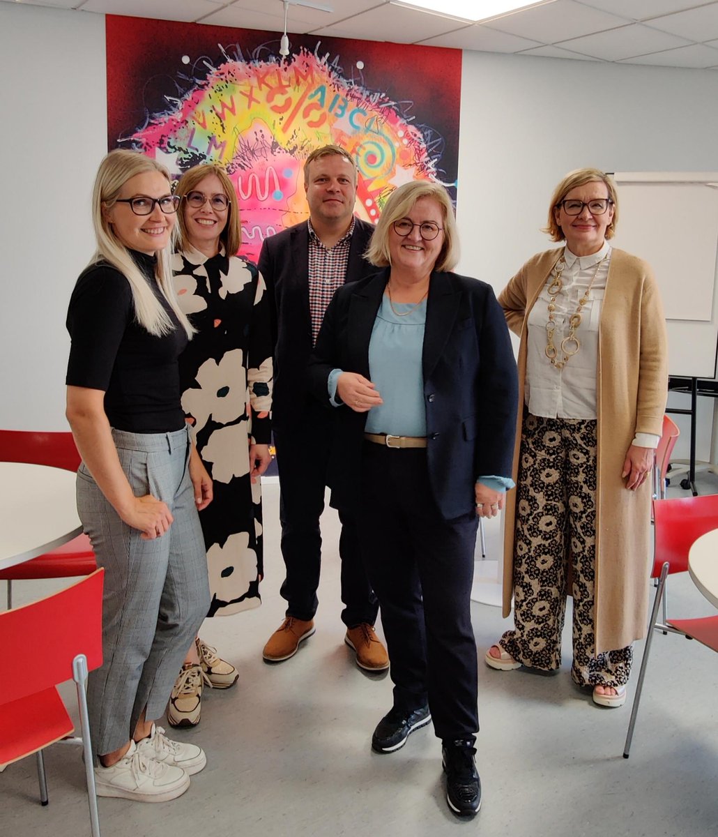 intoseinajoki's tweet photo. @ETU_fi toimitusjohtaja @pollanen_ulla ja @MarkusKalmi vierailulla Seinäjoella. Kutsujana @paularisikko. Emäntänä myös Inton @LeenaPermki. Vilkasta keskustelua kaupunkien keskustojen kehittämisestä. https://t.co/cVV4KawVXm