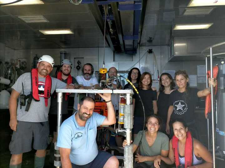 IEO_Cadiz's tweet photo. 🚢2ª parte de la campaña #CIRCASUR2023🚢

🫂Cambiamos parte del equipo y continuamos explorando los fondos sedimentarios batiales del #GolfoDeCádiz🌊con:

⚓️El trineo fotogramétrico #TASIFE
⚓️La draga box-corer

#IEO
#IEOCadiz 
#ABordo
#CIRCASUR
#MiriamSayago
#EstrategiasMarinas https://t.co/OL65G0V1ld