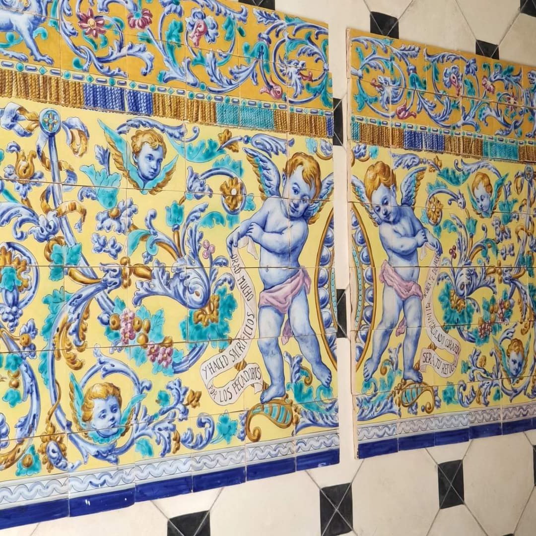 Palomaglez95's tweet photo. Alcalá de Guadaíra ya puede disfrutar  de la primera fase de un impresionante conjunto cerámico que se suma a la nómina del patrimonio artístico de esta ciudad. Realizado por el pintor ceramista alcalareño Jesús Alcarazo para la parroquia de la Inmaculada, ⬇️⬇️ https://t.co/IaI1A28VnS