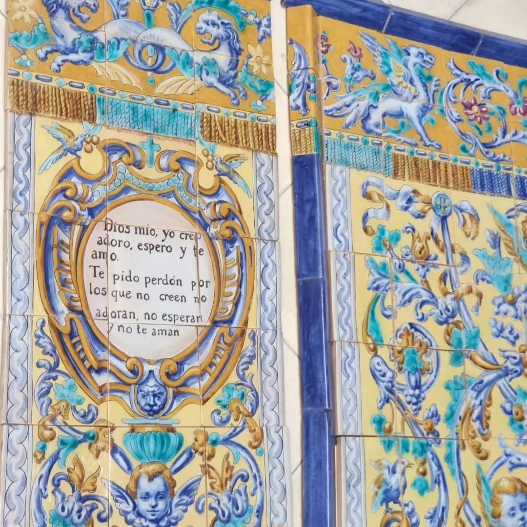 Palomaglez95's tweet photo. Alcalá de Guadaíra ya puede disfrutar  de la primera fase de un impresionante conjunto cerámico que se suma a la nómina del patrimonio artístico de esta ciudad. Realizado por el pintor ceramista alcalareño Jesús Alcarazo para la parroquia de la Inmaculada, ⬇️⬇️ https://t.co/IaI1A28VnS