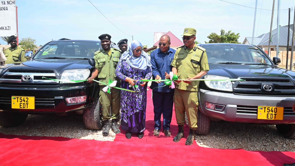 Rais wa Jamhuri ya Muungano wa Tanzania Mhe. Samia Suluhu Hassan akikata utepe kuzindua ugawaji wa Gari la OCD Kizimkazi Mkunguni pamoja na Gari la OCD Makunduchi tarehe 29 Agosti, 2023 katika shamrashamra za kuelekea kwenye kilele cha Tamasha la Kizimkazi