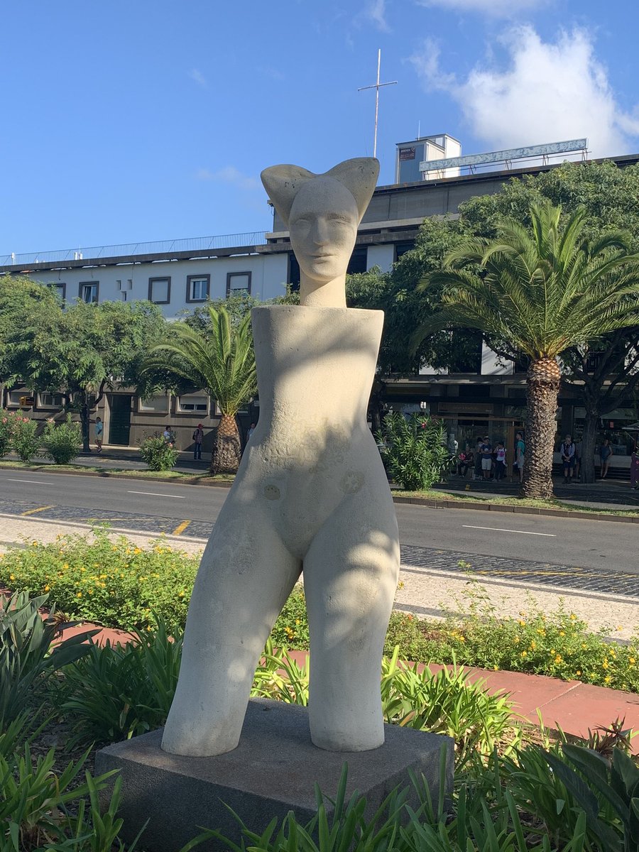 Diva_Ctina's tweet photo. Not sure if this statute is celebrating the female form or saying weβre just a body with a small brain π§ π€·πΎββοΈπ€?? #confussed #QuestionOfTheDay #pleaseexplain https://t.co/K23IZWvAr2