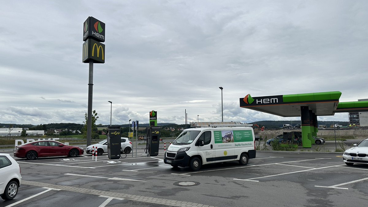 Ich darf vorstellen: McDonald’s wird die neue Konkurrenz zu Tankstellen. Vier EWEGo HPCs kurz vor Inbetriebnahme in Ebersdorf bei Coburg. Ab der Tankstelle: nichts.