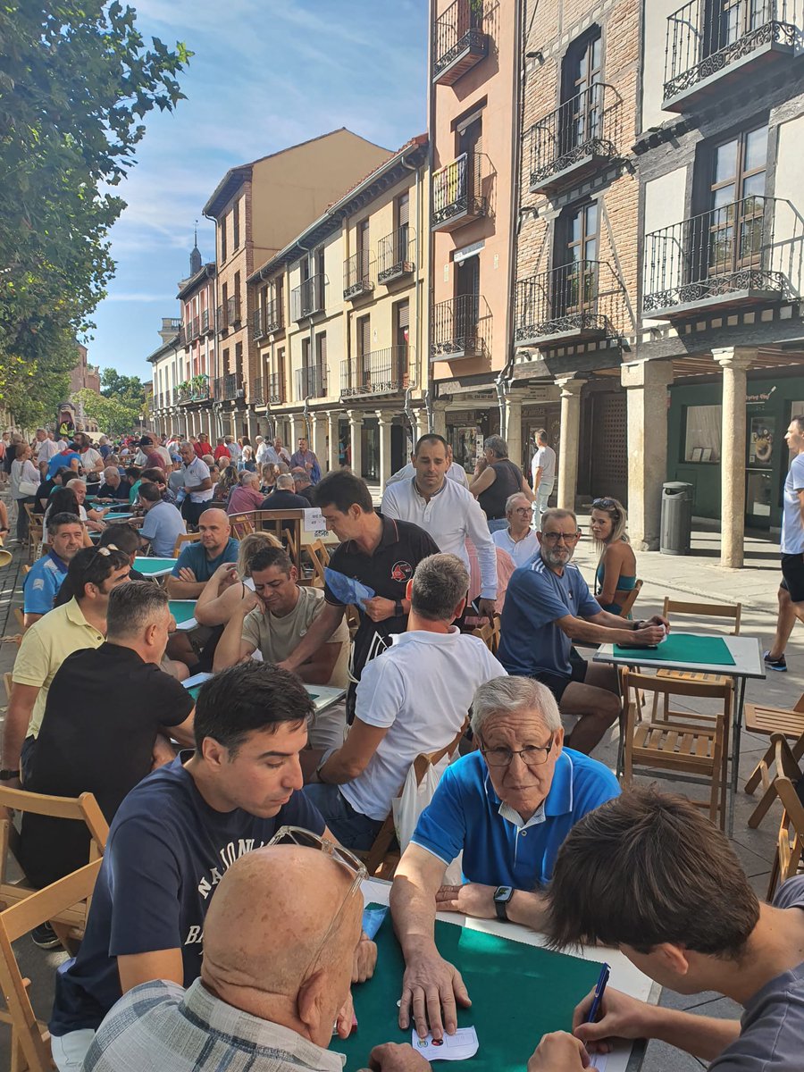 ✔️Cómo cada año la Plaza de Cervantes ha acogido el ya tradicional Torneo de Mus. Nuestro Portavoz @javiRpalacios y nuestro concejal @AlbertoBlazquez han participado 👏🏻👏🏻👏🏻 #FiestasAlcalá2023