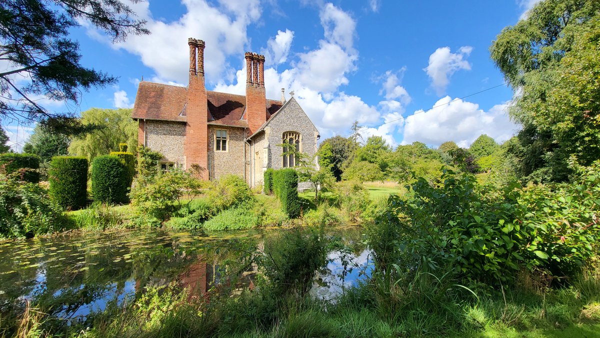 Went to see the splendid Elsing Hall Gardens on Sunday - superb. The Hall, dating from 14th c, was owned by a junior branch of the Browne family from mid 16th to mid 19c. First use of great @HHAAUS membership. © Melita Thomas