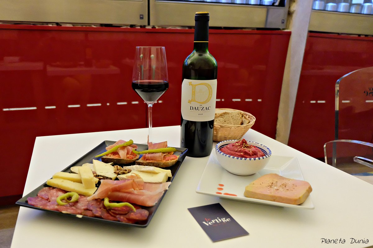 PlanetaDunia's tweet photo. ¿Ya sabes qué hacer en #Burdeos? 
La capital mundial del vino 🍇🍷 te invita a deleitarte en bares de vinos y #restaurantes que te harán vivir una experiencia gastronómica inolvidable https://t.co/yZv1R3pAPk @BordeauxTourism @VisitBordeaux @NA_Tourisme #destinationNA  #RWC2023 https://t.co/hGecK0pBro