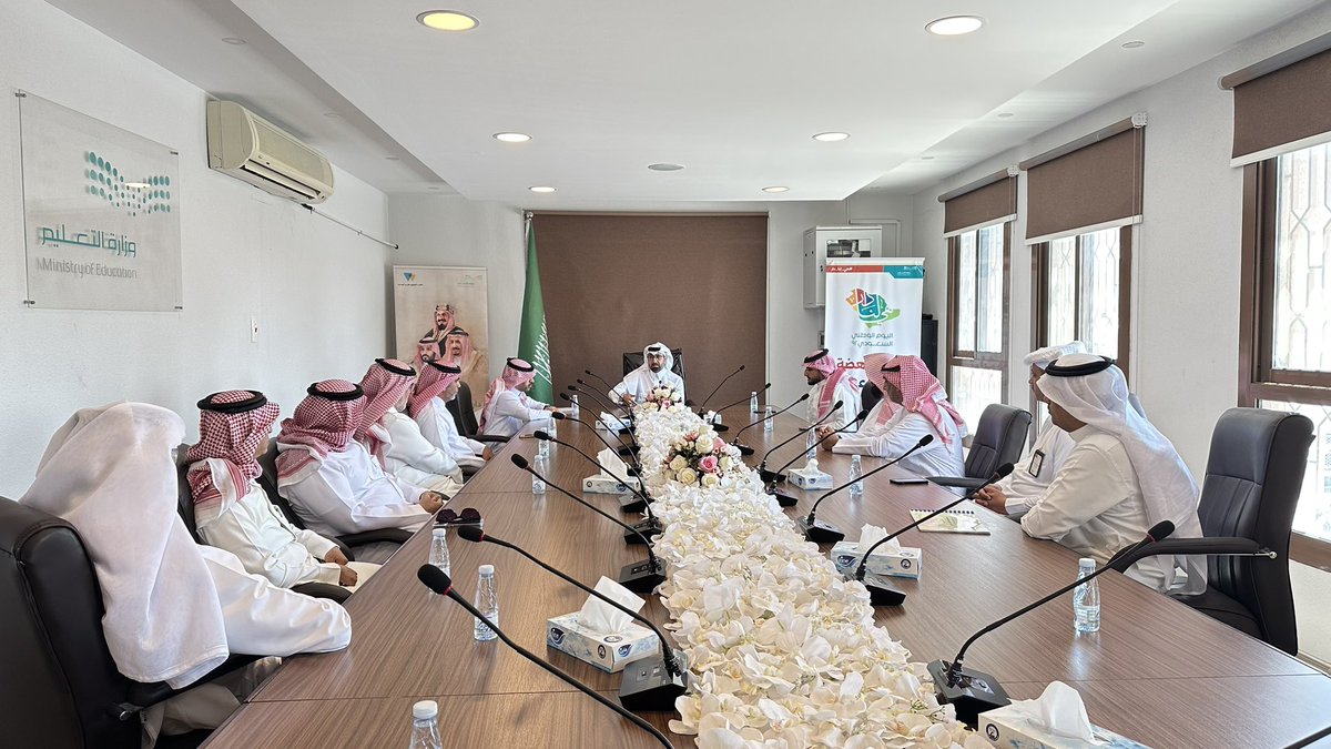 كرم مدير مكتب تعليم غرب الدمام مديري المدارس التي تميزت في التهيئة والاستعداد لبدء العام الدراسي 1445هـ بحضور رئيس قسم الادارة المدرسية بتعليم الشرقية ومساعدي مدير المكتب للشؤون التعليمية والمدرسية ووحدة القيادة المدرسية بالمكتب