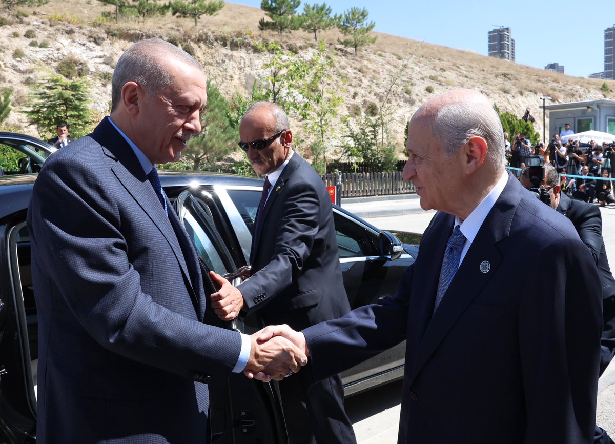 MHP_Bilgi's tweet photo. Cumhurbaşkanımız Sayın Recep Tayyip ERDOĞAN, Genel Başkanımız Sayın Devlet BAHÇELİ'yi konutunda ziyaret etti. https://t.co/9K6vaFzsr0