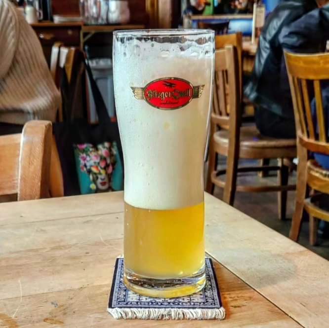 brunnenbraeu's tweet photo. Airbräu – Fliegerquell – Helles (***) 4,9%

#beeronthecarpet

#airbräu #fliegerquell #helles #pfiff

[Pfiff – das letzte Bier vorʼm Flug.] https://t.co/P18mwbB9p4