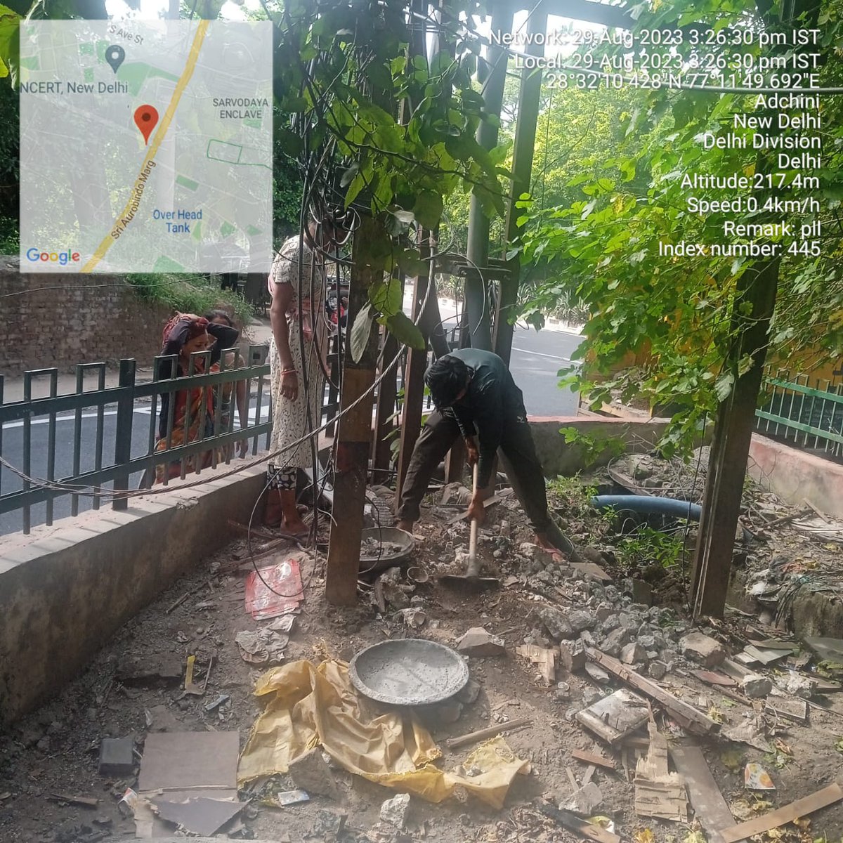Cleaning of Kerb channels at Ansari Nagar Ring Road by #PWDDelhi for G20Preperations #PWDDelhiG20Summit #G20Summit #G20PublicWorksDept @LtGovDelhi @MoHUA_India @AtishiAAP @CMODelhi @Shashanka_IAS