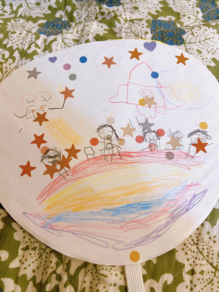 「娘が作ってきたうちわの絵が可愛い。星のクッキーを虹の上でみんなで食べてるらしくて」|おおでゆかこ - イラストレーター 絵本作家のイラスト