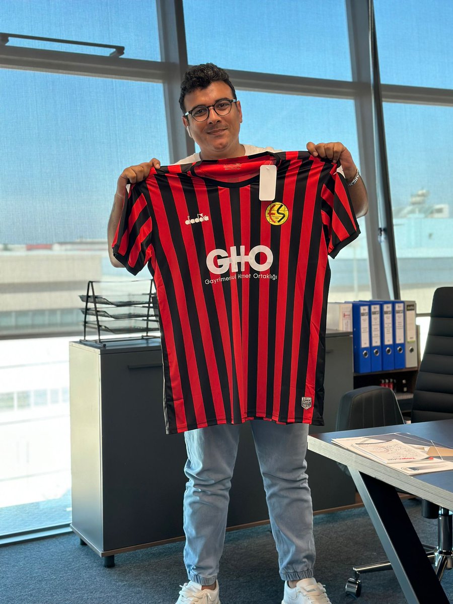 Fanatik Adana Demirsporluyum ama Es Es bu haldeyken yüz üstü bırakmak yakışmaz. <a href="/affetmes/">Eylem Sencan</a> ile Formamızı aldık, sıra gidemesek de kombineleri almakta. Yeter ki <a href="/Eskisehirspor/">Eskişehirspor</a> ayağa kalksın.