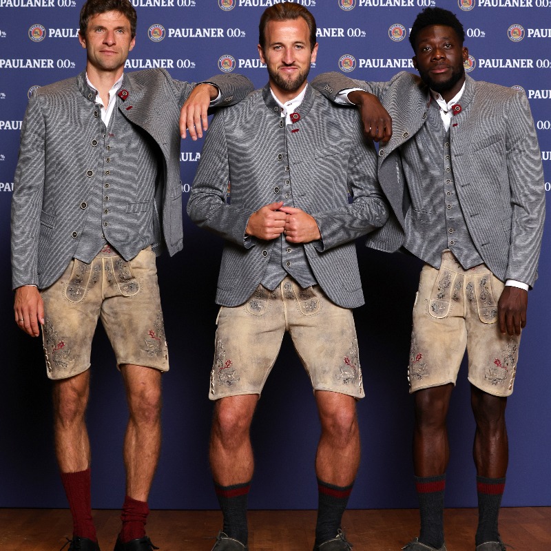 TeleFootball's tweet photo. Harry Kane goes native 🇩🇪🍺🇩🇪🍺🇩🇪

England captain dons lederhosen and sups weissbier in Bayern Munich photo shoot.

✍️@LukeEdwardsTele

#TelegraphFootball #MiaSanMia