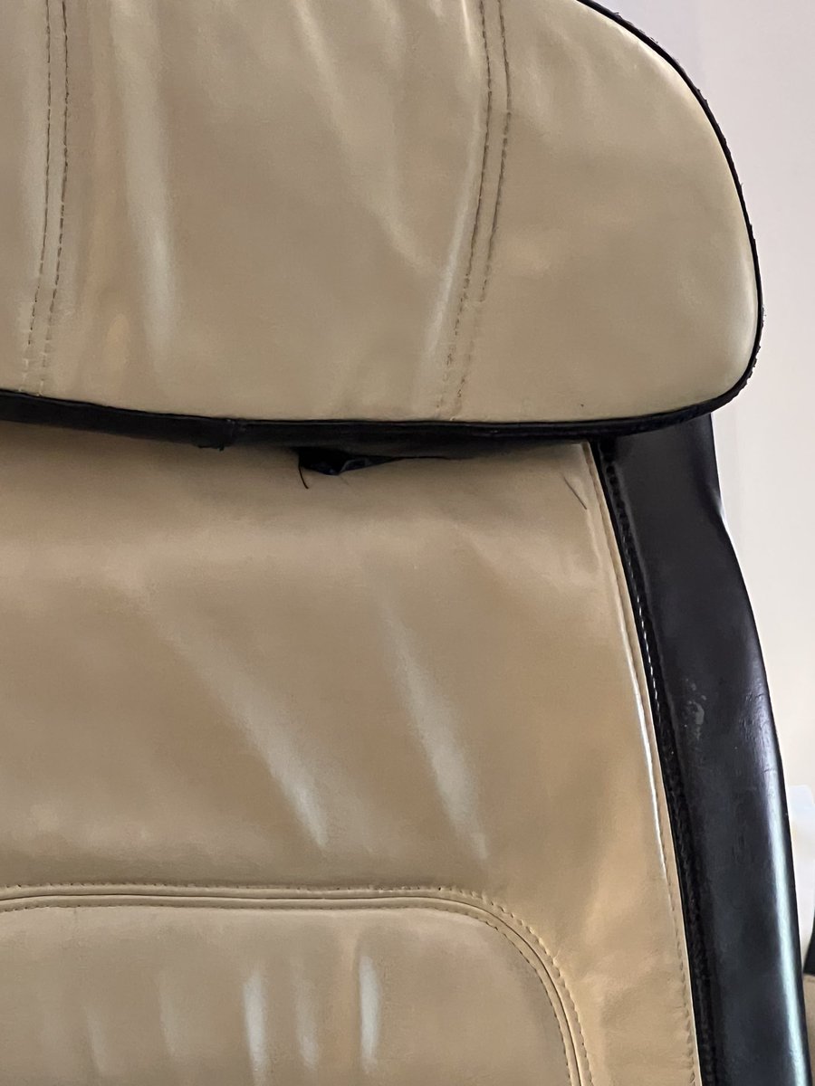 Wasimwarsi786's tweet photo. Terrible experience with @flydubai yesterday on our flight Baku ➡️ Dubai. 
Ancient Aircraft still in use as of today. 

Travelled Business Class and the seats were in terrible/disgusting conditions. Not comfortable at all !
There was an insane amount of Engine noise
@askflydubai https://t.co/3kNkGqzSJR