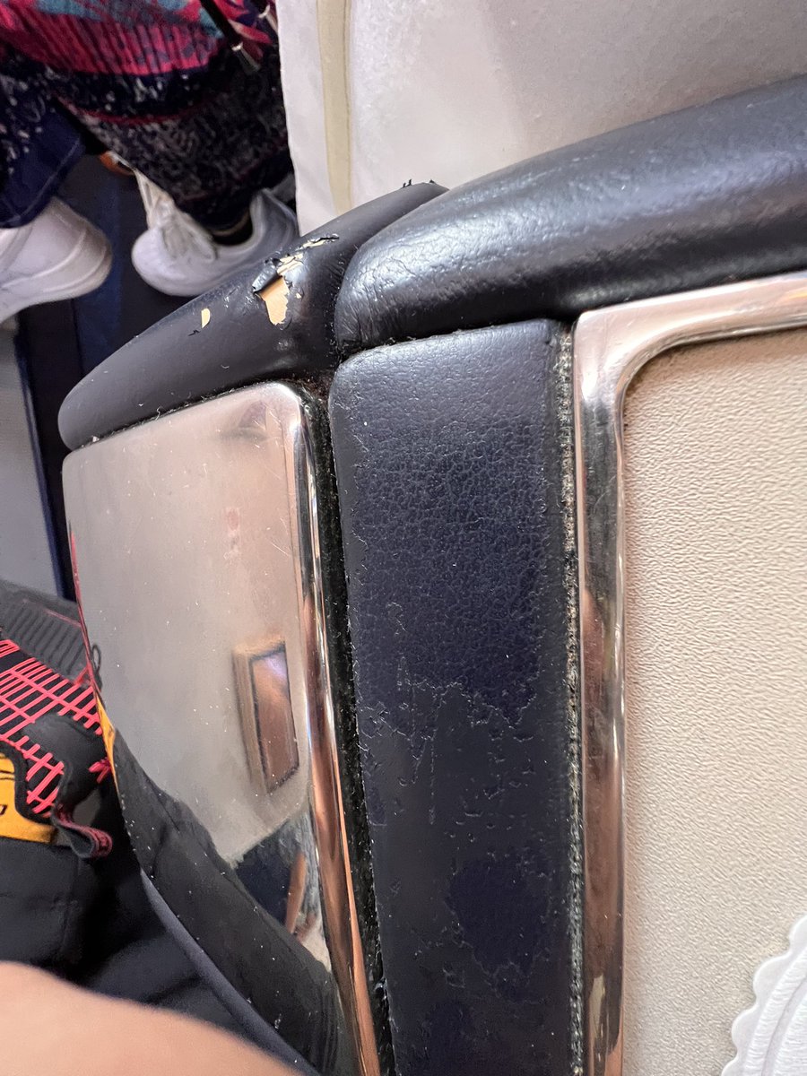 Wasimwarsi786's tweet photo. Terrible experience with @flydubai yesterday on our flight Baku ➡️ Dubai. 
Ancient Aircraft still in use as of today. 

Travelled Business Class and the seats were in terrible/disgusting conditions. Not comfortable at all !
There was an insane amount of Engine noise
@askflydubai https://t.co/3kNkGqzSJR