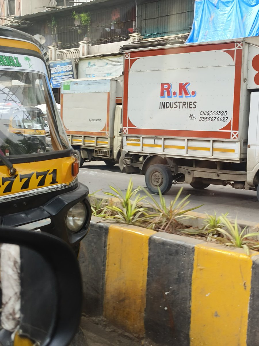 Devang7's tweet photo. Wrong side dr in kandivali East sharing auto 6 in auto 
 @MTPHereToHelp @CPMumbaiPolice @MumbaiPolice @RoadsOfMumbai #wrongside #mumbaitraffic  @mymumbaitraffic
 1  MH02 EF 7698
 2 MH02  DK 5584
You will find this autos on akruli road with more sharing trust you will take action https://t.co/rhZX79bwxP