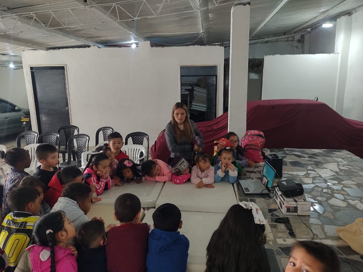 STEMsnFronteras's tweet photo. La #FSsF realizó con las niñas y niños de la Fundación Nueva Vida Para Todos @FunNuevaVidaPT un motor eléctrico muy sencillo. Su curiosidad y ánimo de aprender son una gran inspiración! 👏🏽👏🏽👏🏽 https://t.co/67Ozu0XLUh