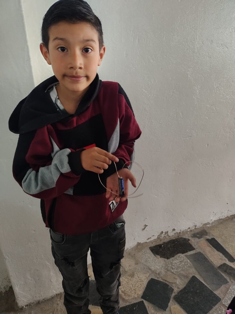 STEMsnFronteras's tweet photo. La #FSsF realizó con las niñas y niños de la Fundación Nueva Vida Para Todos @FunNuevaVidaPT un motor eléctrico muy sencillo. Su curiosidad y ánimo de aprender son una gran inspiración! 👏🏽👏🏽👏🏽 https://t.co/67Ozu0XLUh