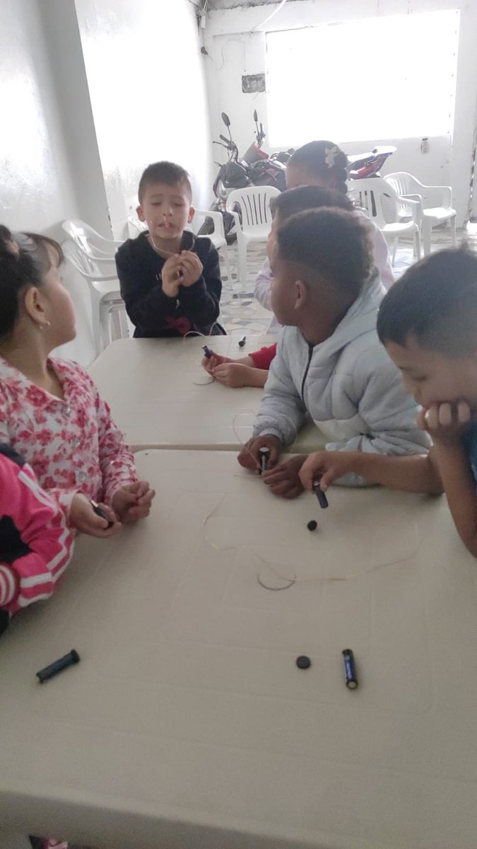 STEMsnFronteras's tweet photo. La #FSsF realizó con las niñas y niños de la Fundación Nueva Vida Para Todos @FunNuevaVidaPT un motor eléctrico muy sencillo. Su curiosidad y ánimo de aprender son una gran inspiración! 👏🏽👏🏽👏🏽 https://t.co/67Ozu0XLUh