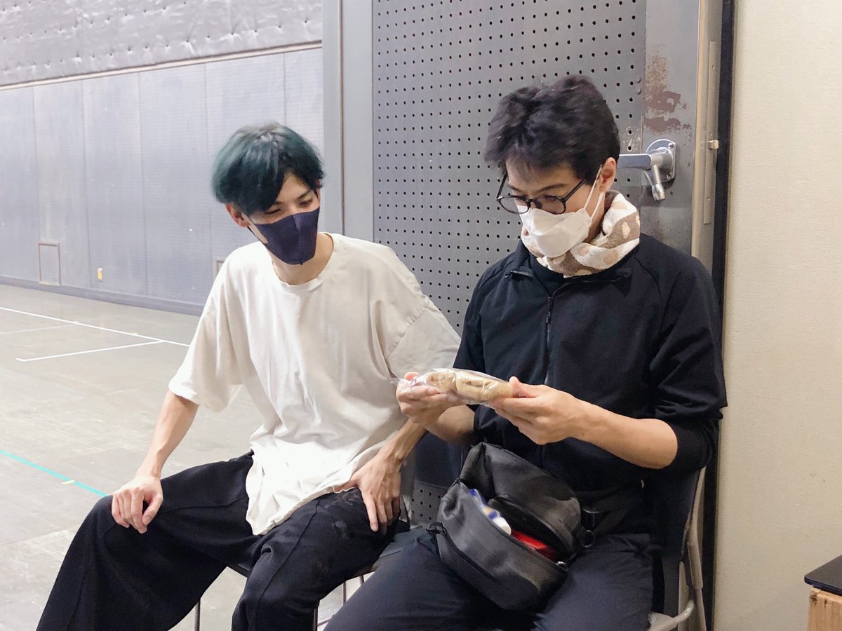 MoribitoStage's tweet image. 音楽劇『#精霊の守り人』は、少しのお休みを経て、ニッセイ名作シリーズの上田公演を皮切りに、全国各地へ向かう準備へ💨
劇場に入る前の稽古中、帝役の #唐橋充 さんとユン役の #健人 さんが何やら話し込んでいたので覗いてみたら…パンの成分を読み上げていました🔥
美味しく食べられますように🥖🍞
