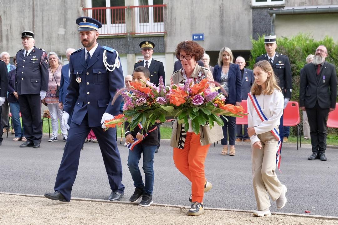 barleduc55000's tweet photo. Hier soir, Martine JOLY, Maire de Bar-le-Duc en présence des autorités, a participé à la cérémonie commémorative en hommage aux cinq  personnes fusillées en 1944 à la Fédération. #cérmoniepatriotique #villedebarleduc https://t.co/k4qriOEuie